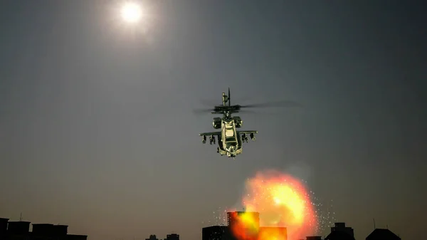앞에서 폭발과 함께 비행 하는 헬기 — 스톡 사진