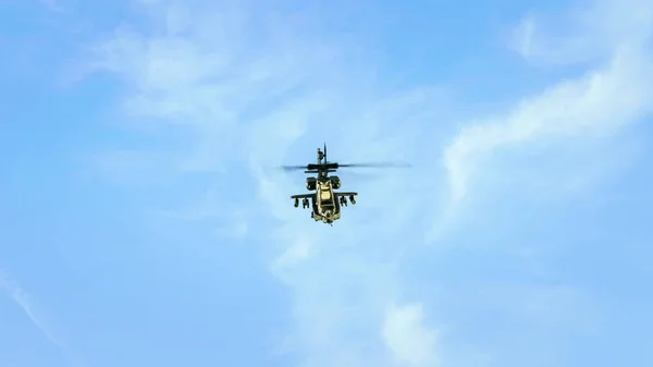 Helicóptero volando en cielo azul nublado — Foto de Stock