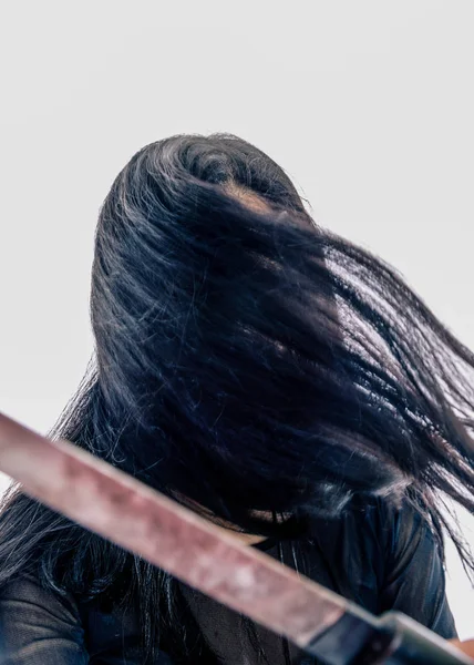 Menina com cara de espada escondida pelo cabelo — Fotografia de Stock