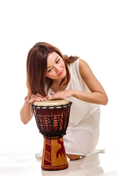 Mujer asiática tocando tambor —  Fotos de Stock