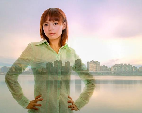 Asiatiska affärer kvinna stadsbilden dubbel exponering — Stockfoto