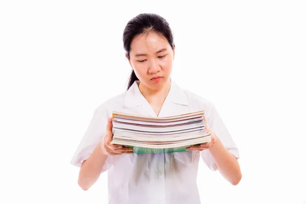 Китайская школьница держит в руках кучу книг — стоковое фото