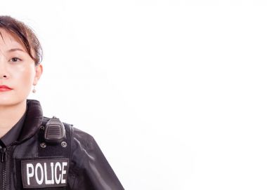 Çinli kadın polis memuru, yarım yüz