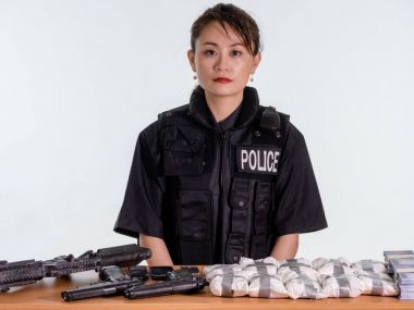 Ele geçirilen ürünler ile kadın Asya polis memuru