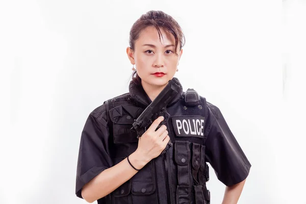 Mulher chinesa policial com pistola — Fotografia de Stock