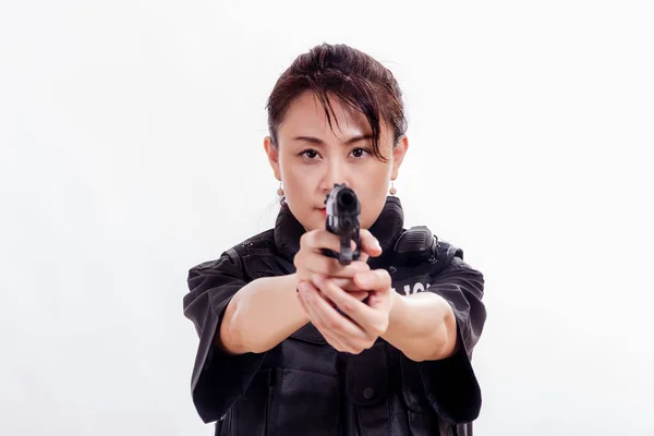 Китайська жінка, що офіцер поліції вказівний пістолет — стокове фото
