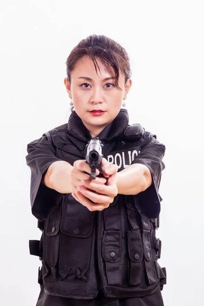 Mulher chinesa policial apontando pistola — Fotografia de Stock