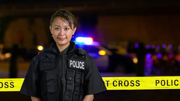 Asiática americana Policewoman sorrindo para a câmera — Fotografia de Stock