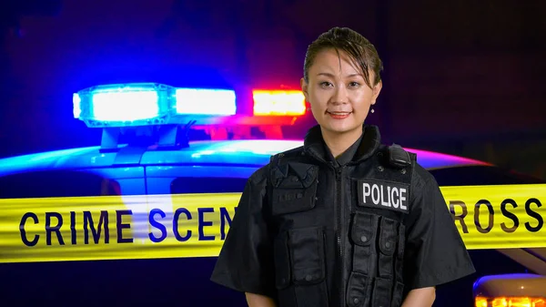 Asiática americana policewoman sonriendo a cámara — Foto de Stock