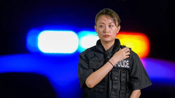 Asiática americana policewoman usando police radio — Foto de Stock