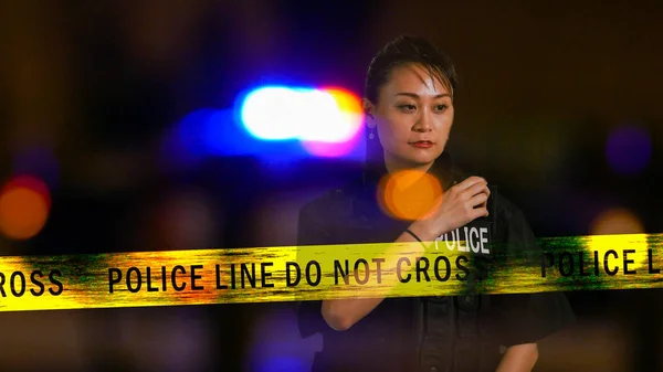 Asiática americana Policewoman usando rádio policial — Fotografia de Stock