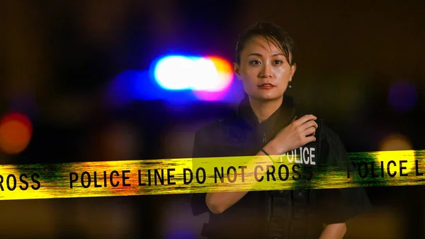 Asiática americana policewoman usando police radio —  Fotos de Stock