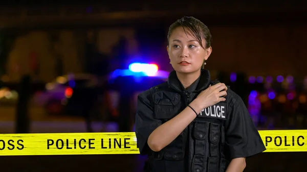 Asiática americana Policewoman usando rádio policial — Fotografia de Stock