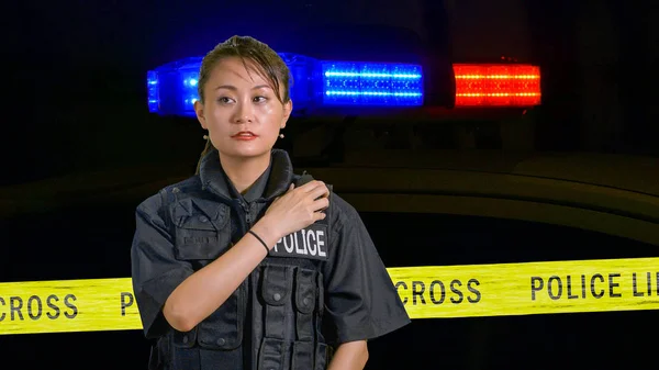 Поліцейський американців азіатського походження, використовуючи поліції радіо — стокове фото