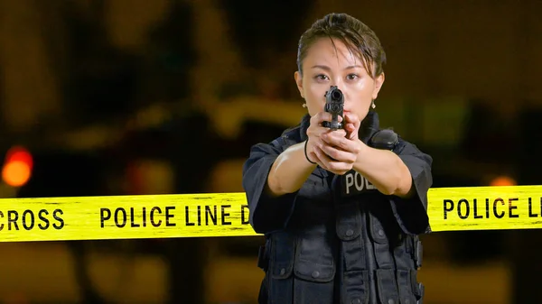 Asiática americana Policewoman apontando uma pistola — Fotografia de Stock