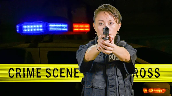 Asiatisch-amerikanische Polizistin richtet eine Pistole — Stockfoto