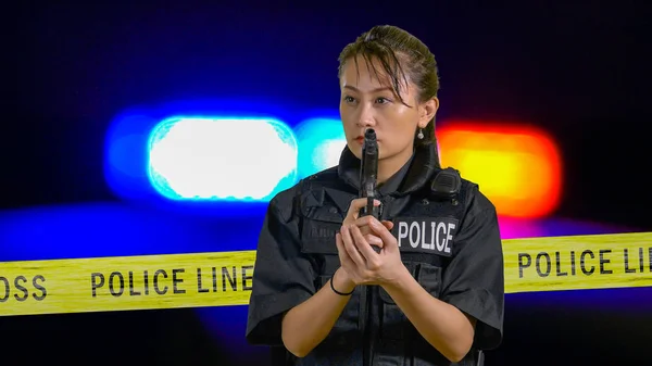 Asya Amerikalı kadın polis bir tabanca ile — Stok fotoğraf