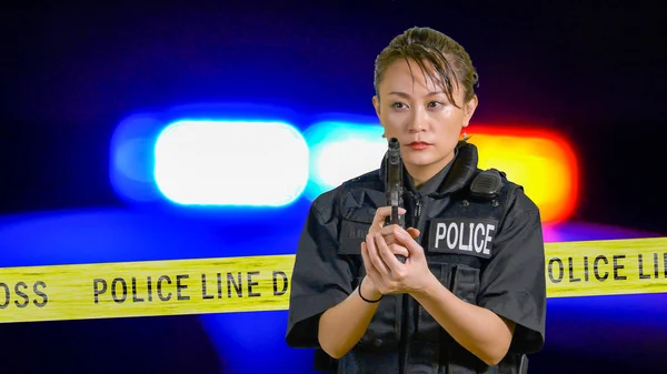Asiática americana Policewoman com uma pistola — Fotografia de Stock