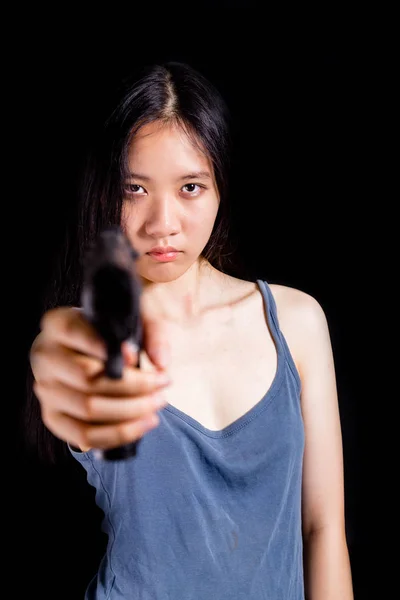 Adolescente menina asiática apontando pistola — Fotografia de Stock