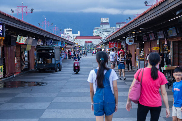 Ночной рынок Dongdu в городе Хуалянь, Тайвань
