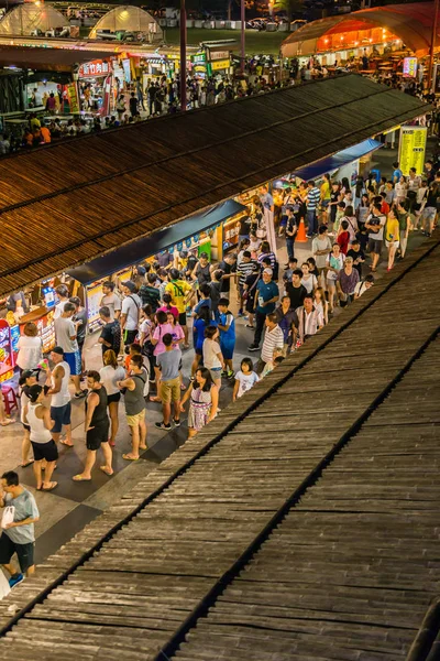 Dongdamen avondmarkt in Hualien City, Taiwan — Stockfoto