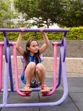 Üstünde adım makine ara kız