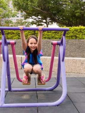 Üstünde adım makine ara kız