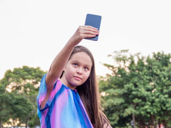 Tween girl taking selfie — Stock Photo, Image
