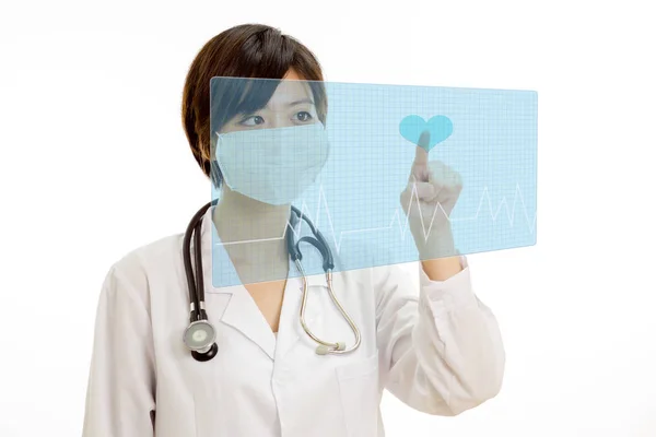 Aziatische dokter hart drukken op virtuele interface — Stockfoto