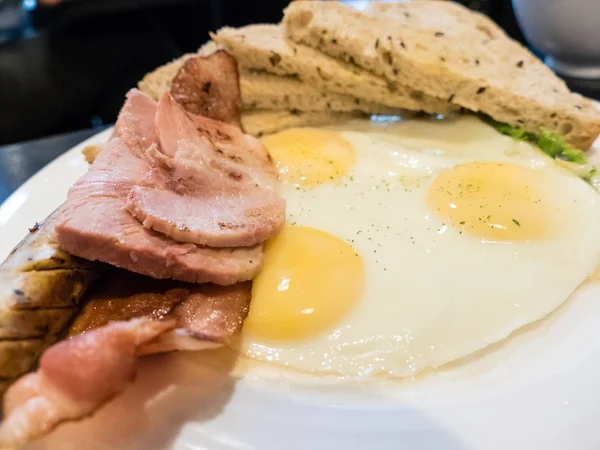 Breakfast of ham, egg, bacon, sausage and toast — Stock Photo, Image