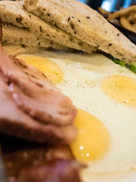 Breakfast of ham, egg, bacon, sausage and toast — Stock Photo, Image