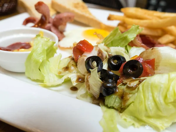 Garden salad with lettuce and olives — Stock Photo, Image