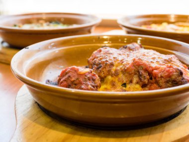 Domates soslu köfte.
