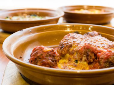 Domates soslu köfte.