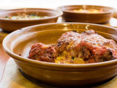 Domates soslu köfte.