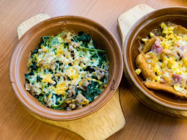 Mantar ve eritilmiş peynir ile ıspanak