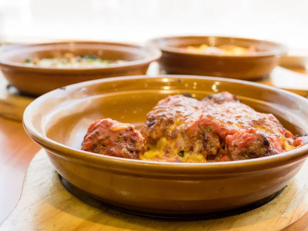 Domates soslu köfte.