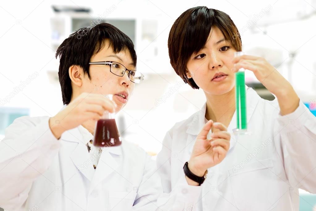 Chinese female scientists in lab