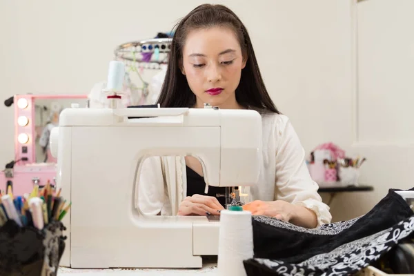 Fashion designer at sewing machine — Stock Photo, Image