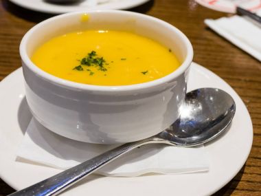 Beyaz kasede kabak çorbası