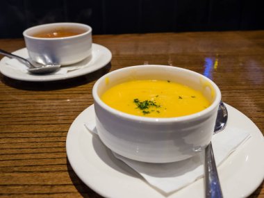 Beyaz kasede kabak çorbası