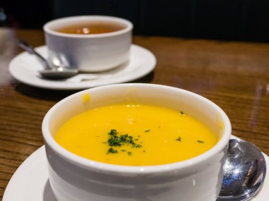 Beyaz kasede kabak çorbası