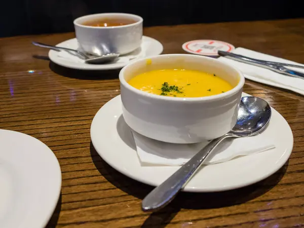 Sopa de calabaza en tazón blanco —  Fotos de Stock