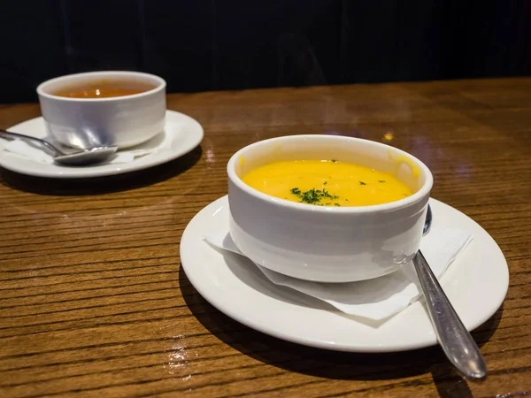 Гарбузовий суп у білій мисці — стокове фото