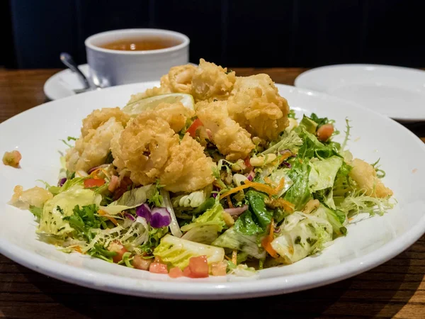 Calamari med sallad i vit skål — Stockfoto