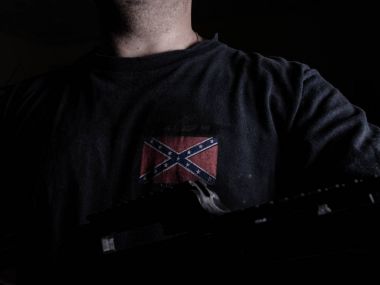 Anonim adam Konfederasyon bayrağı t-shirt holding silah kuşanmış