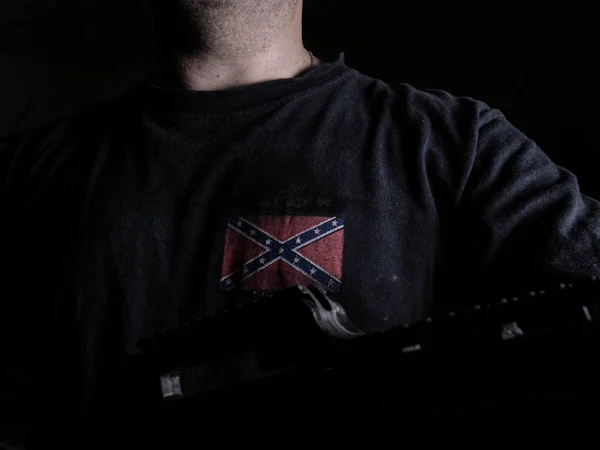 Anonim adam Konfederasyon bayrağı t-shirt holding silah kuşanmış