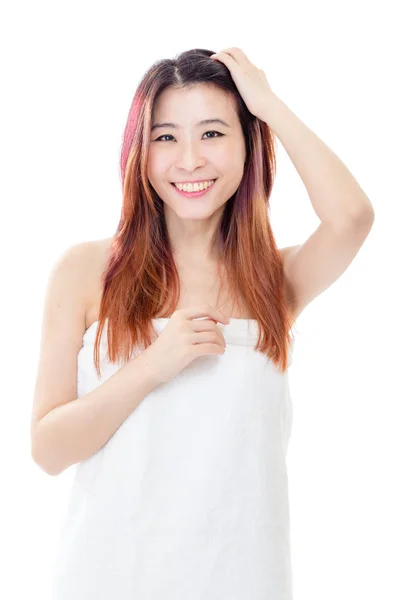 Beyaz bir havlu giyen Çinli kadın — Stok fotoğraf