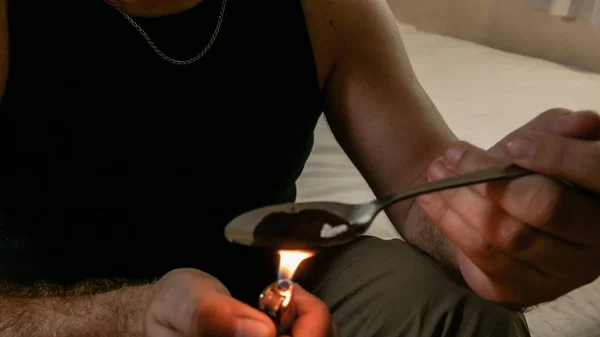 Anonim om gătit heroină — Fotografie, imagine de stoc