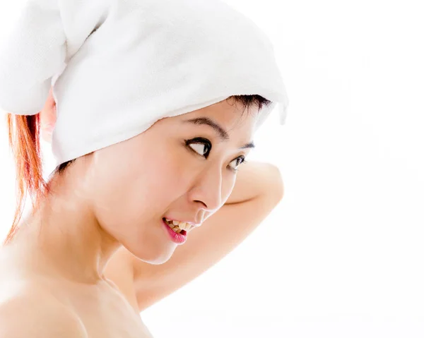 Asiatische Frau mit Handtuch auf dem Kopf — Stockfoto